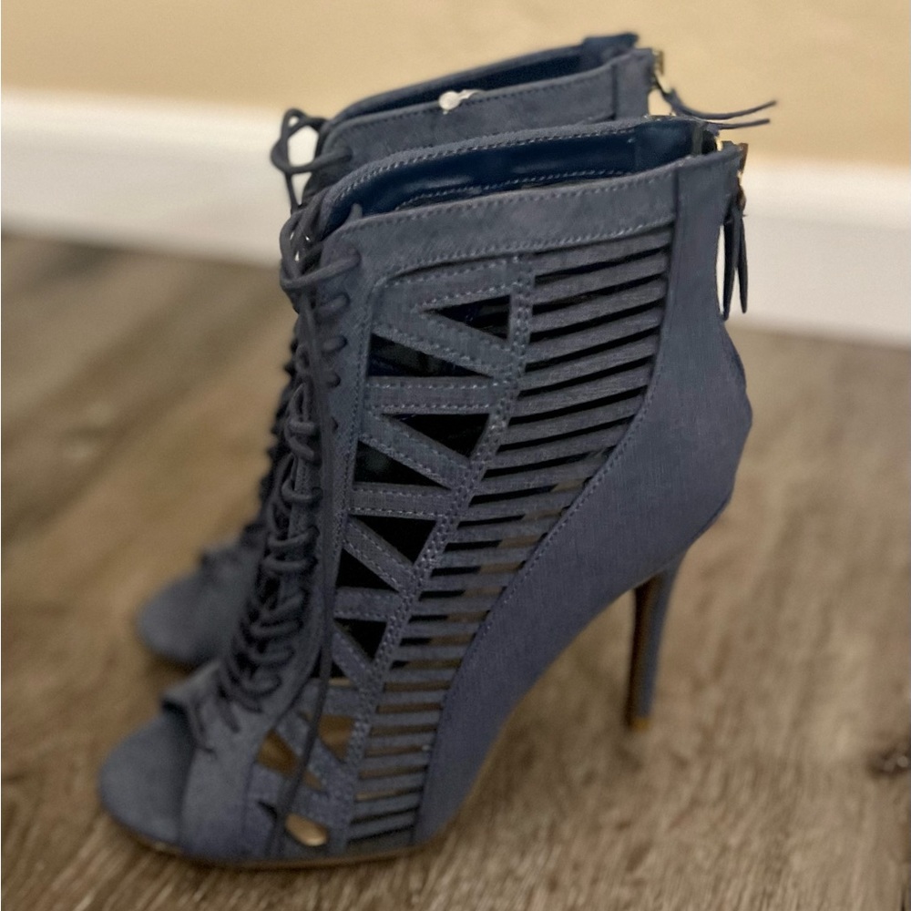 Sexy gray lave up Anne Michelle heels